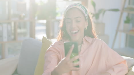 Videollamada,-Teléfono-Y-Mujer-En-Casa-Con-Sonrisa