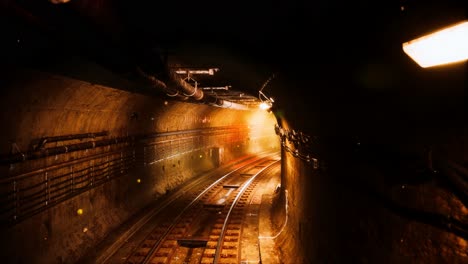 viejo y oscuro túnel de metro abandonado