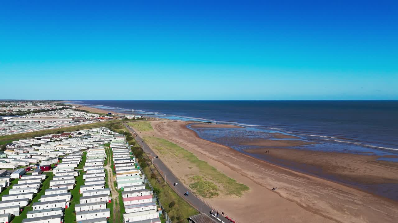 imágenes aéreas del famoso campamento de vacaciones butllins con sede en la ciudad costera de skegness, lancashire, reino unido