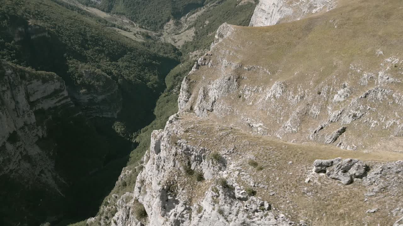 Metraje de dron sobre las montañas Sibillini