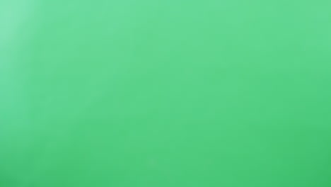 imágenes de 4k de las manos de una mujer en el estudio mostrando