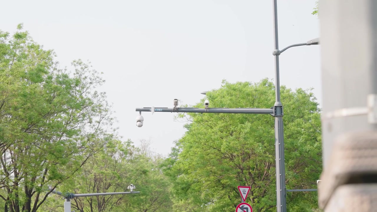 Et CCTV-trafikkamera monteret på en gadelygtepæl i Beijing, Kina. Byovervågningssystem, der fanger offentlige rum, fremhæver overvågning, sikkerhed og smart city-infrastruktur