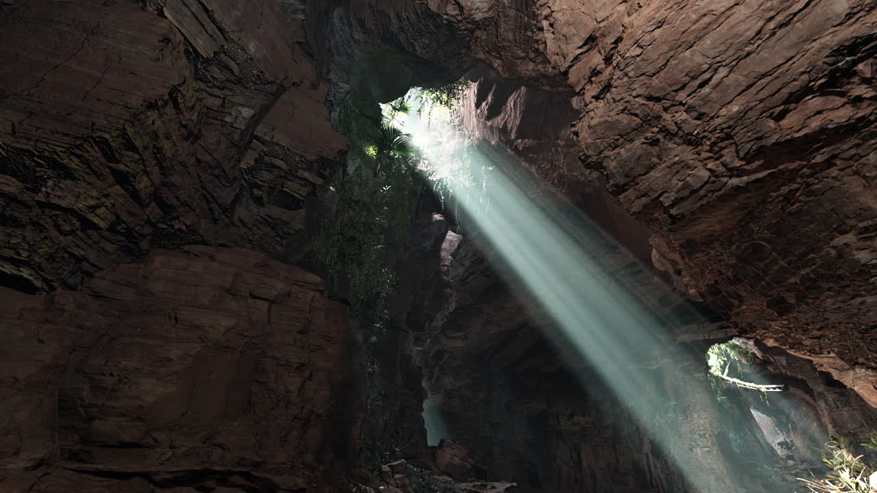 la luz del sol brillando a través de la entrada de una cueva en un bosque tropical