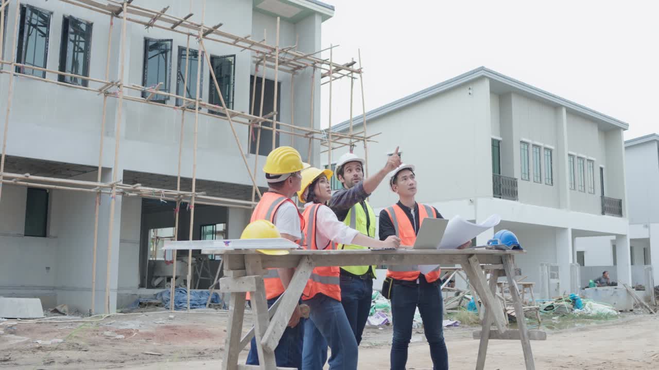 equipo diverso de ingenieros civiles gerente, arquitectos y capataz, trabajador. mientras utiliza la computadora portátil inspeccionar discutir la reunión proyecto de construcción y señalando en el sitio de construcción. bienes raíces y concepto de construcción.