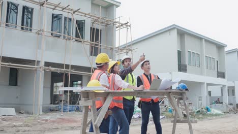 equipo diverso de ingenieros civiles gerente, arquitectos y capataz, trabajador. mientras utiliza la computadora portátil inspeccionar discutir la reunión proyecto de construcción y señalando en el sitio de construcción. bienes raíces y concepto de construcción.