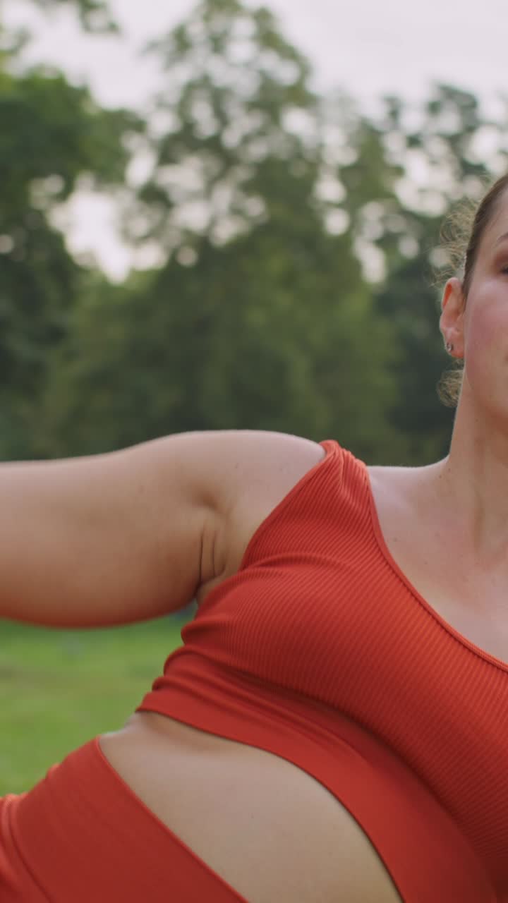 야외에서 요가를 연습하는 플러스 사이즈 여성