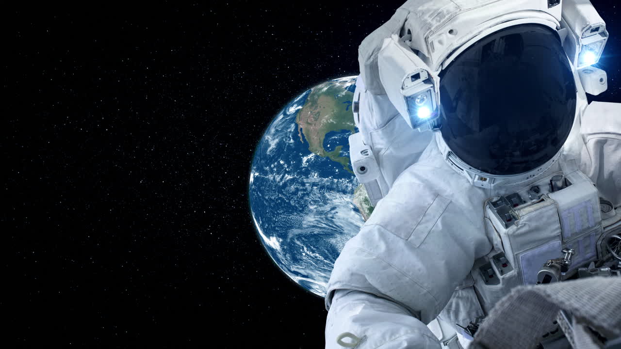 El astronauta hace una caminata espacial mientras trabaja para una misión de vuelo espacial
