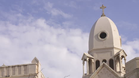 Christliches-Kreuz-Auf-Der-Kirche-In-San-Juan,-Puerto-Rico---Statischer-Niedriger-Winkel