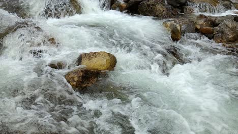 Agua-Del-Río-De-Montaña-Con-Primer-Plano-En-Cámara-Lenta