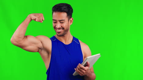 hombre asiático feliz, tableta y flex en pantalla verde