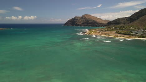 bela foto de ângulo baixo de um drone indo em direção ao farol de makapuu do cais de makai