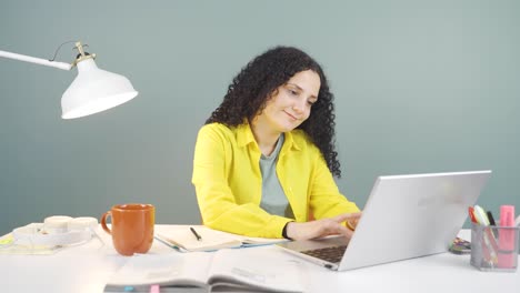 Konzentrierte-Junge-Frau,-Die-Am-Laptop-Arbeitet.