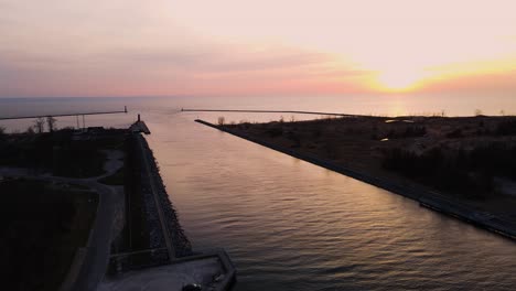 Descenso-Lento-Con-Drone-Sobre-Muskegon