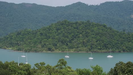 Ozean-Mit-Yachten-Und-üppige-Hügel-Mit-Regenwald-Auf-Der-Insel-Koh-Chang