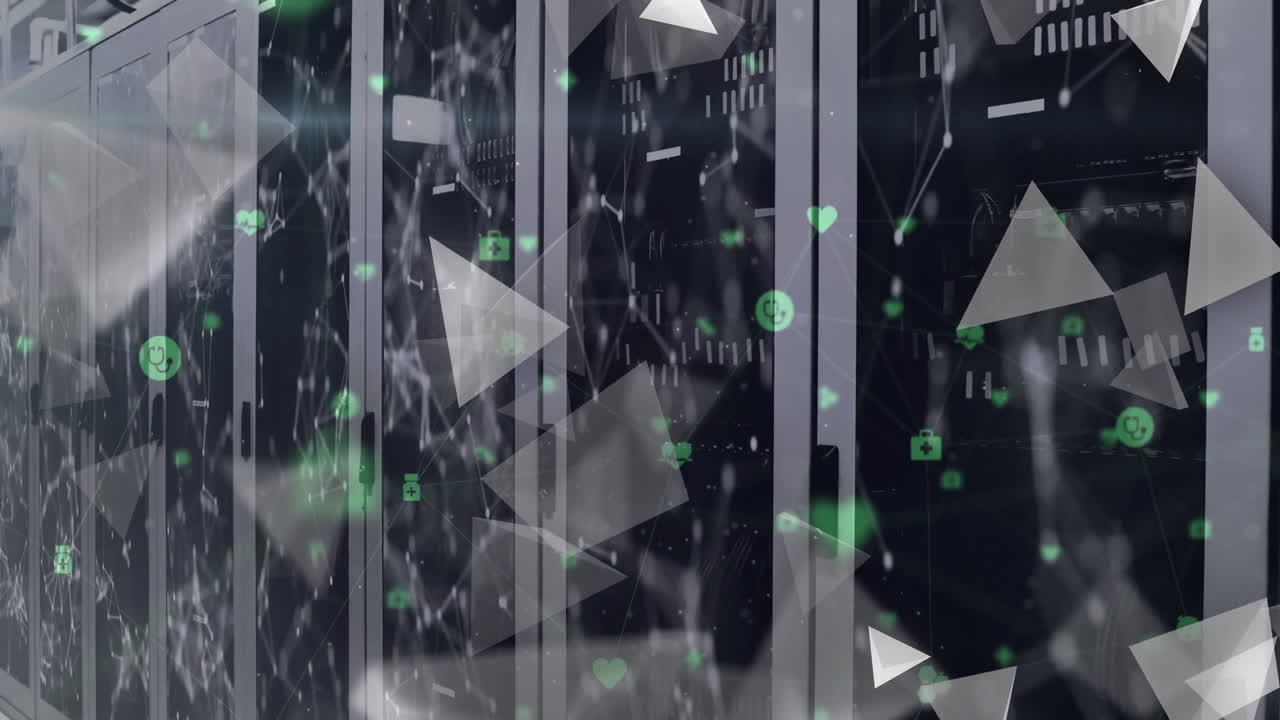 animación de pirámides grises 3d flotantes, íconos verdes y redes en la sala de servidores de computadoras