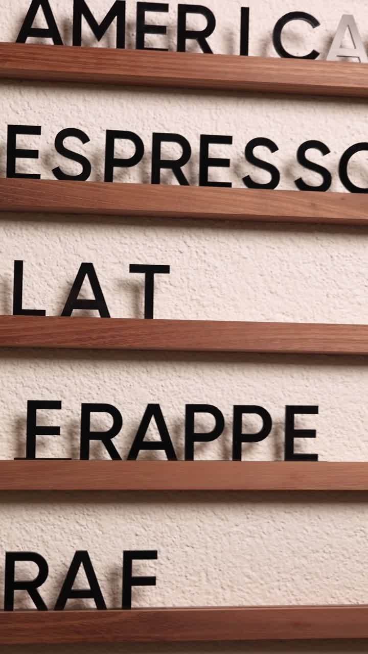 Kaffeemenütafel mit Hand