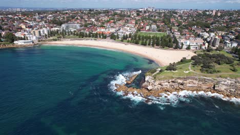 la playa de coogee durante el día en sídney, nsw, australia - toma de dron