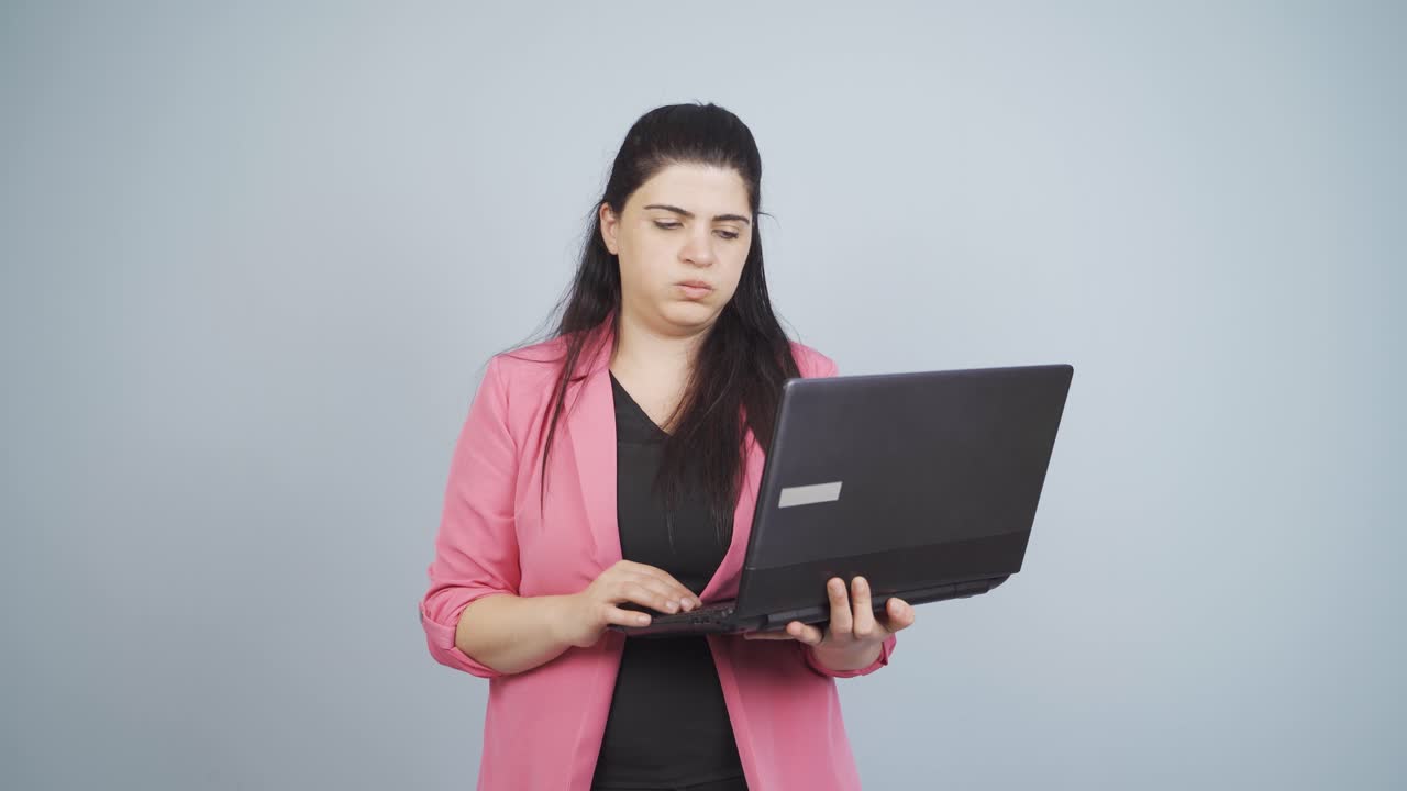 mujer de negocios de baja motivación.