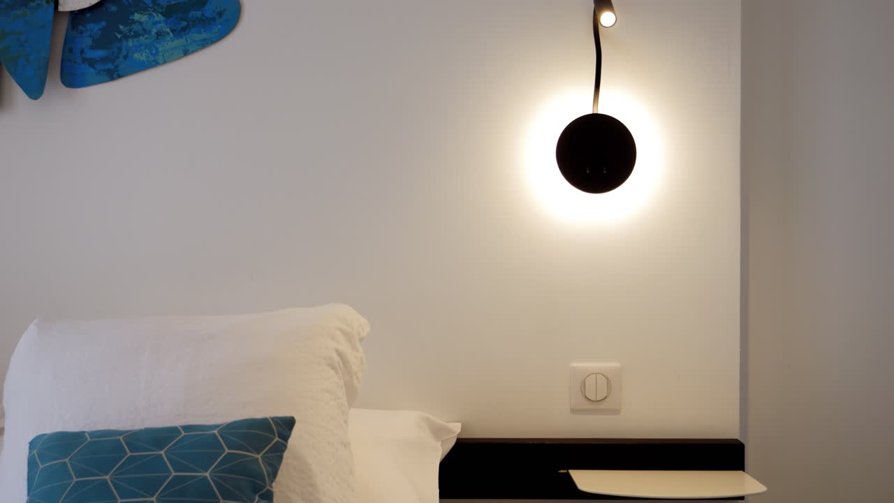 프랑스의 럭셔리 스파 휴양지 내의 침실의 느린 기울기  ⁇