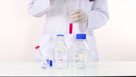 científico realizando un experimento químico
