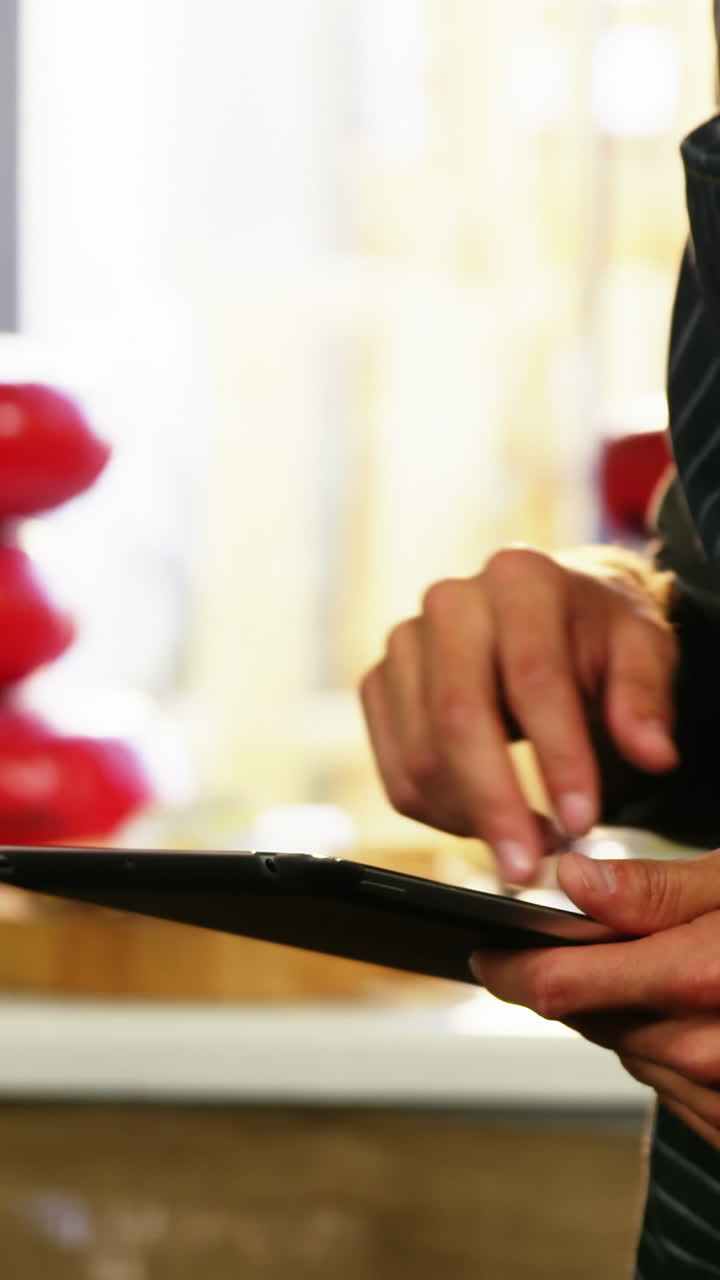 personal masculino que utiliza una tableta digital