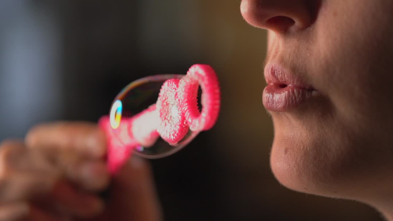 클로즈업 매크로 느린 모션 입술은 분홍색 거품 지이에서 거품을 불어