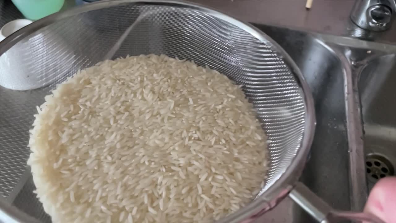 agitando arroz blanco en la cocina