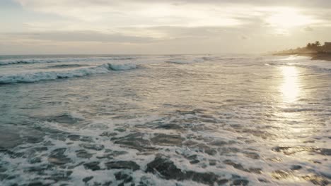 Ozeanwellen-Und-Schwarzer-Sandstrand-Von-El-Paredon-In-Guatemala-Bei-Sonnenuntergang---Drohnenaufnahme