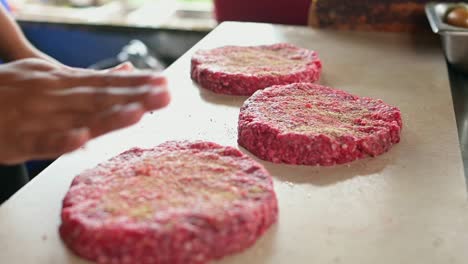 Cocinero-De-Cultivos-Preparando-Chuletas-De-Carne-Picada-Cruda