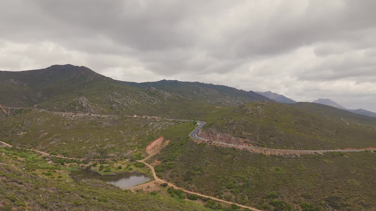 tomada de avión no tripulado de las montañas en cederberg, ciudad del cabo con un vistazo de la presa en el medio de las montañas que la rodean
