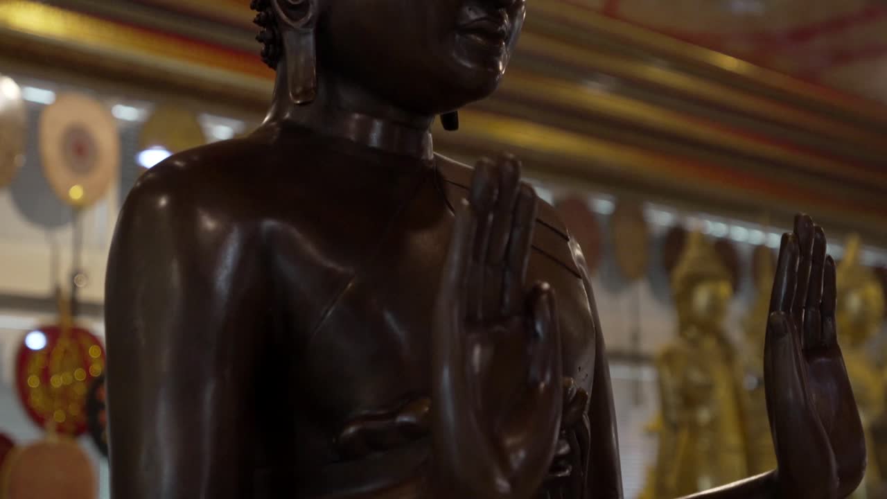 estatua de madera de buda de pie en la rehabilitación del templo budista bangkok tailandia