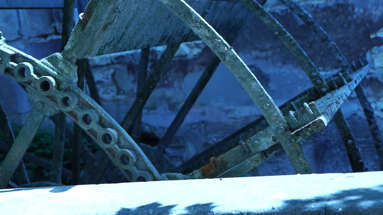 gran rueda de molino vieja girando lentamente en una pequeña calle en francia en aviñón