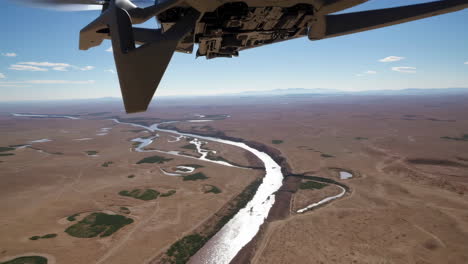vista de un avión no tripulado de un valle fluvial
