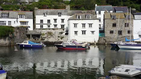 Fischerboote-Vor-Anker-Im-Malerischen-Hafen-Des-Historischen-Fischerdorfes-Polperro,-Cornwall,-England,-Vereinigtes-Königreich