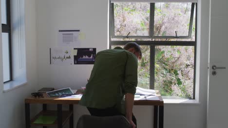 Hombre-Caucásico-Sentado-En-Un-Escritorio-Trabajando-En-Casa