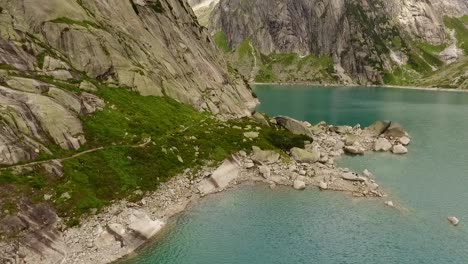 Lago-De-Montaña-En-Los-Alpes-Suizos,-Embalse-En-Medio-De-Las-Montañas