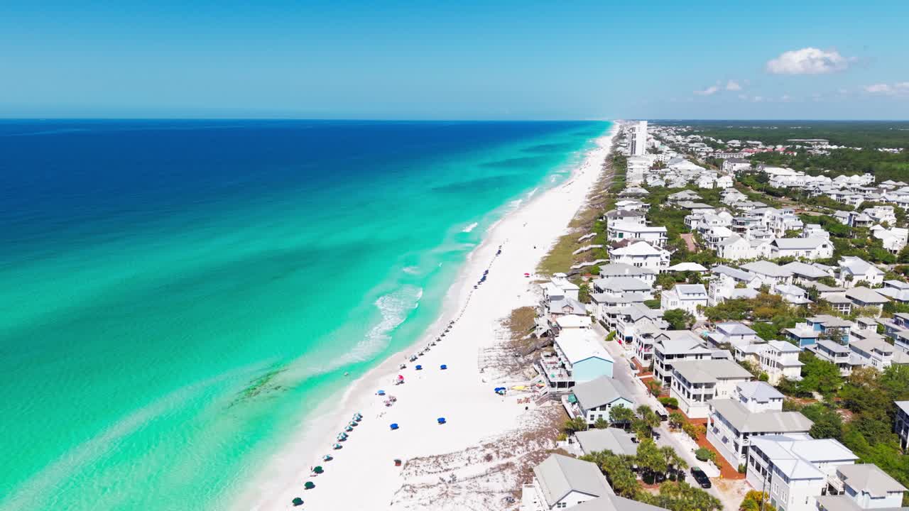 Vista panoramica aerea di una lunga striscia costiera di Ramsgate Beach con il Golfo turchese, Santa Rosa Beach, Florida, USA