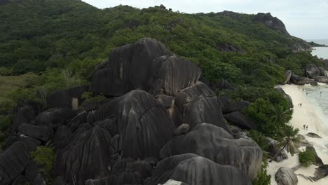 Playa-De-Anse-Source-D&#39;argent-En-La-Isla-La-Digue-En-Seychelles-Filmada-Desde-Arriba