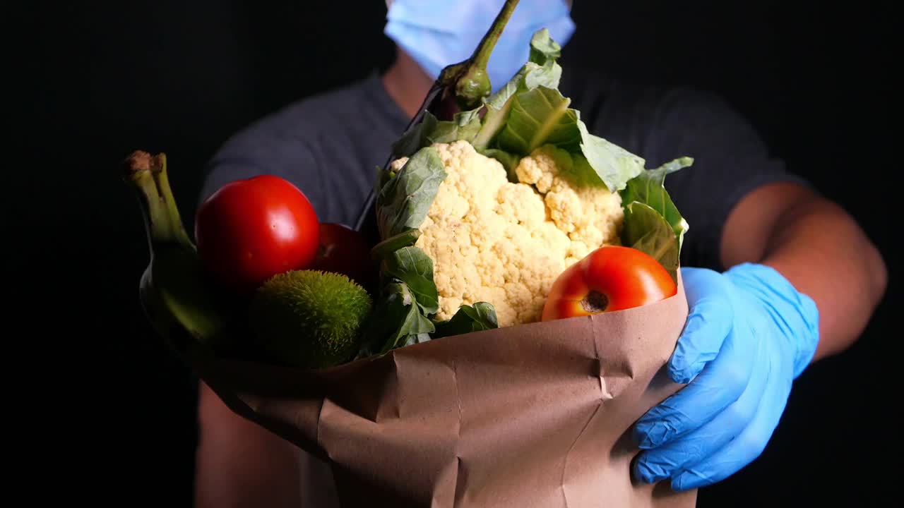 entrega de comestibles durante la pandemia