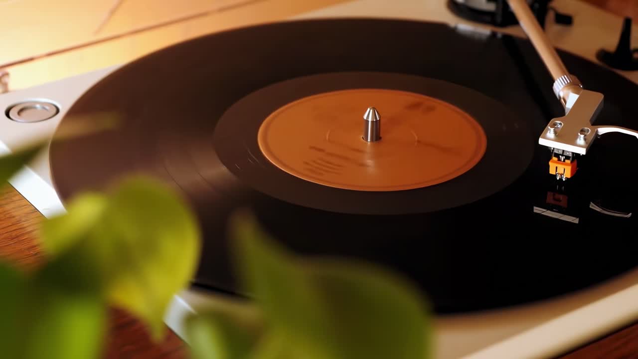 Video ravvicinato di un disco in vinile che gira su un giradischi, ripreso da un'angolazione laterale.
