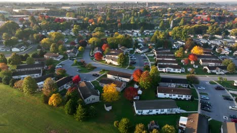 Fertighäuser,-Wohnwagenpark-Für-Wohnmobile-In-Der-Herbstsaison