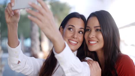 Wunderschöne-Stylische-Junge-Frauen-Posieren-Für-Ein-Selfie