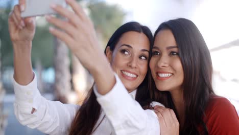 hermosas mujeres jóvenes con estilo posan para una selfie
