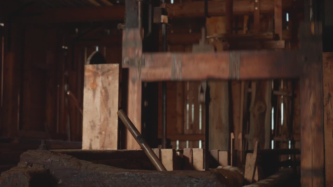 전통적인 나무 고대 목공 장소와 기계, 이탈리아에 대한 더 가까운 시각.