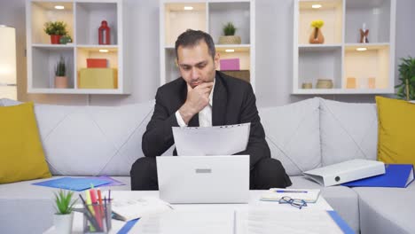 Hombre-Trabajador-De-Oficina-En-Casa-Examinando,-Analizando-Documentos.