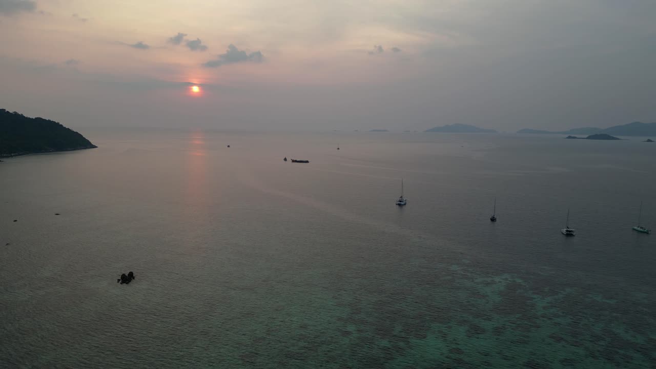 해가 지면 전통적인 롱테일 보트와 함께 세일보트 koh lipe, 조용하고 그림 같은 분위기를 만니다.