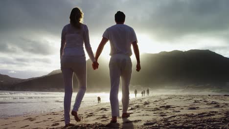 pareja madura juntos en la playa