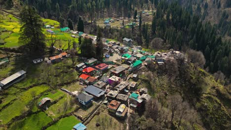 Grahan-Village---El-Lugar-Turístico-Más-Hermoso-Y-Escondido-De-La-India-En-Kullu-Manali,-Himachal-Pradesh---India