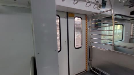 imágenes internas del local ferroviario de mumbai