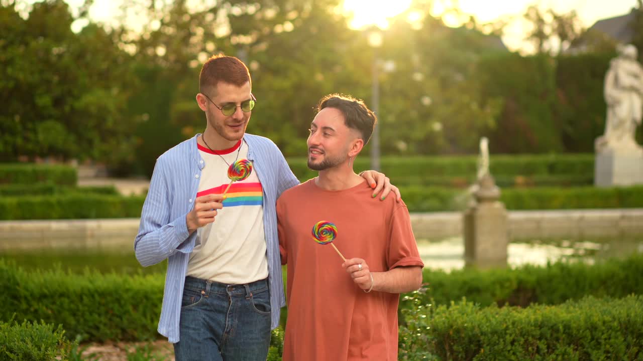 Coppia gay che mangia un lecca-lecca al parco
